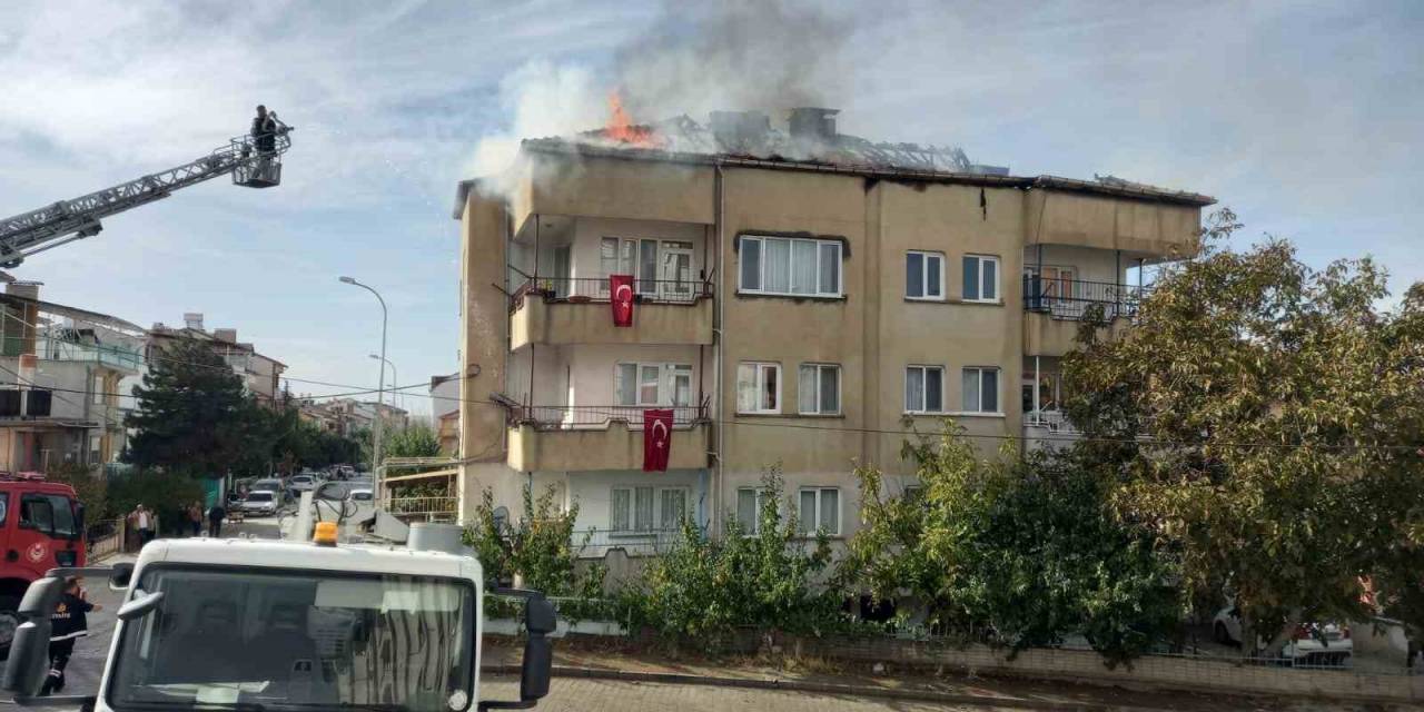 3 Katlı Binanın Çatısı Alevlere Teslim Oldu