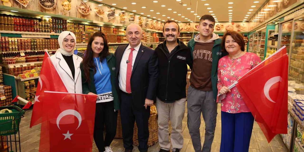 Başkan Bıyık Esnafa Bayrak Dağıttı