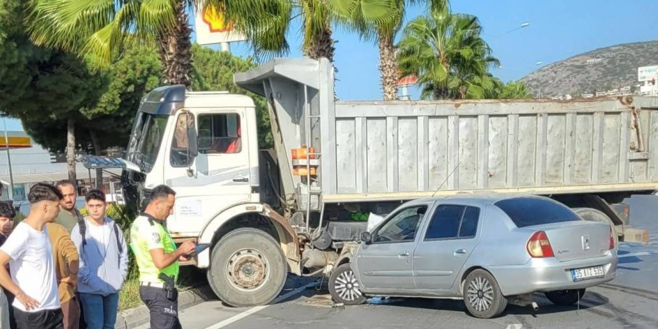 Kamyona Çarpan Otomobilden Burnu Bile Kanamadan Kurtuldu