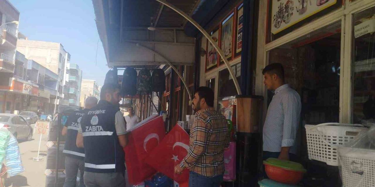 Bayrak Dağıtan Zabıta Amiri Bıçaklandı