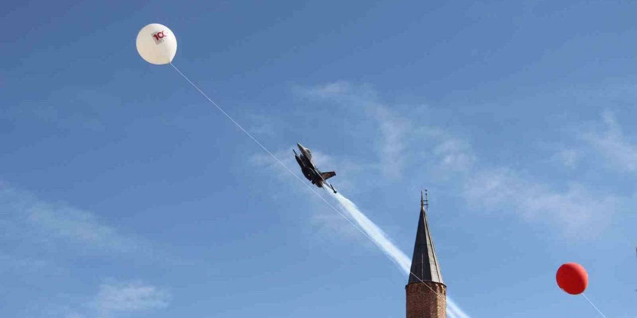 Cumhuriyet Şehri Sivas’ta Nefes Kesen Solotürk Gösterisi