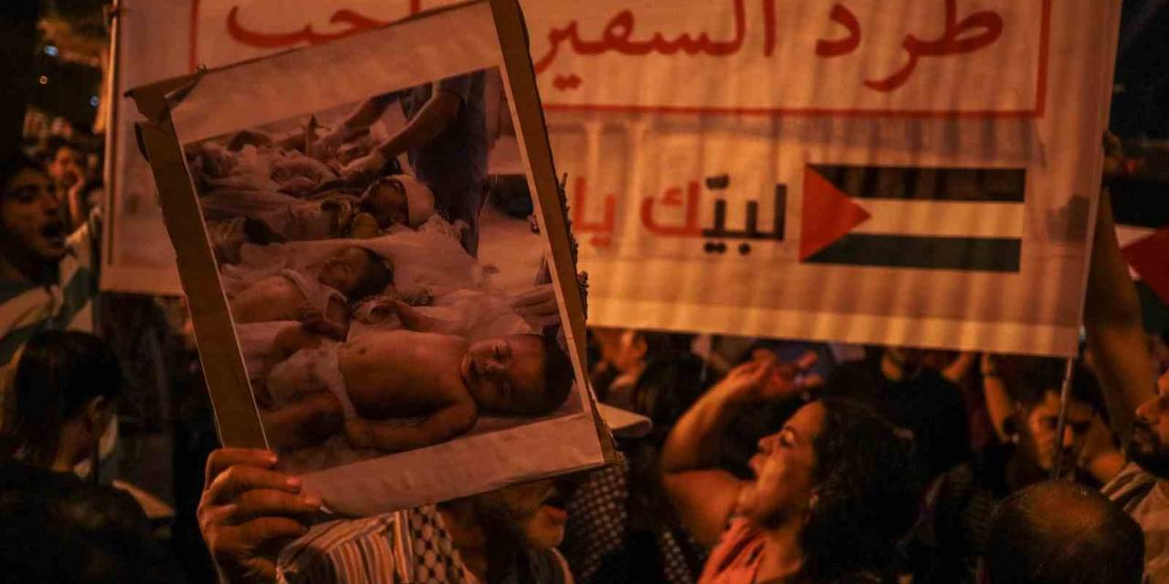 İsrail’in Gazze Bombardımanı Fransa’nın Tunus Büyükelçiliği Önünde Protesto Edildi