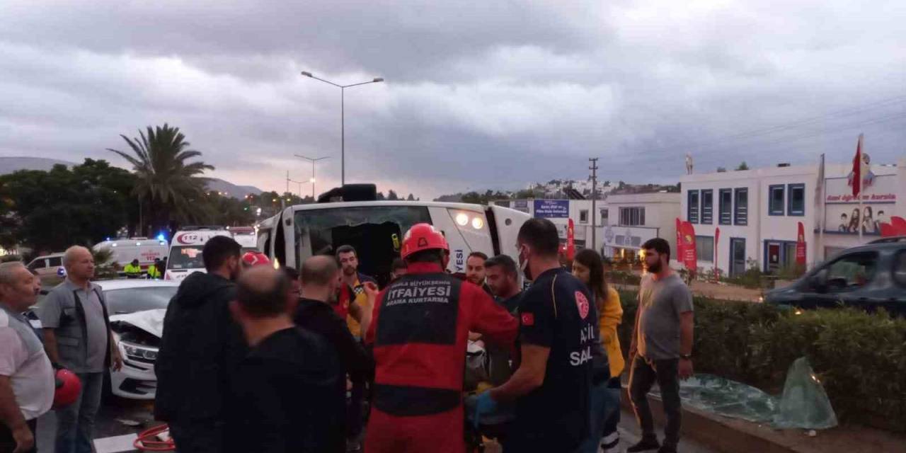 Midibüs Karşı Şeride Geçti: 4 Yaralı