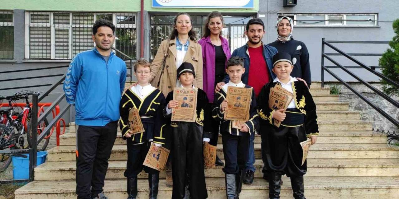 İlçe Merkezinde “Cumhuriyet 100 Yaşında” Diye Bağırarak Gazeteleri Dağıttılar