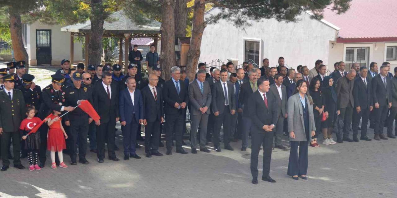 Varto’da 29 Ekim Etkinlikleri Çerçevesinde Çelenk Sunumu Yapıldı
