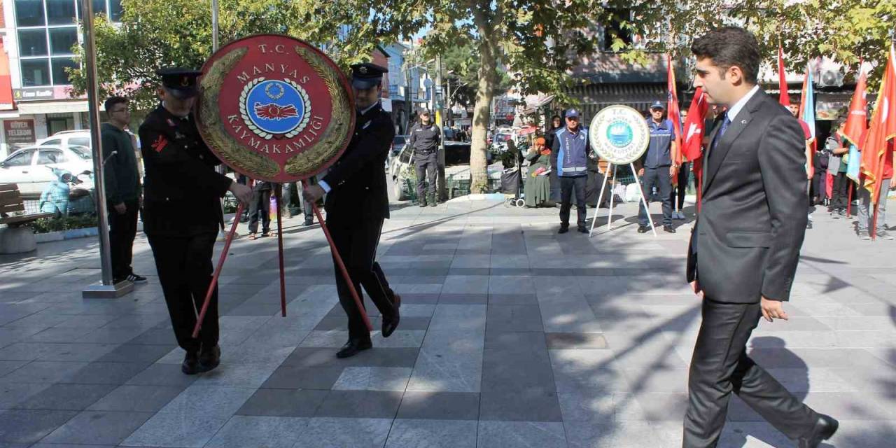 Manyas’ta Cumhuriyet Bayramı Çelenk Sunumu İle Başladı