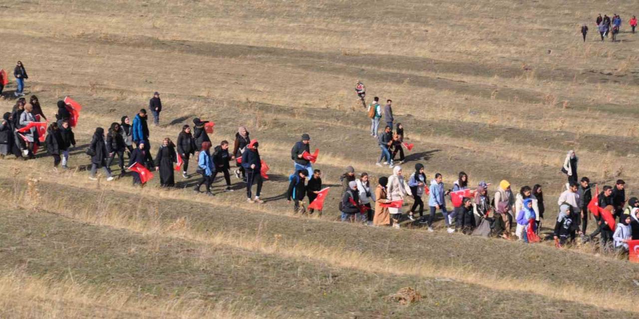 Karslı Dağcılar Cumhuriyet’in 100. Yılını 2 Bin 254 Rakımda Kutladı