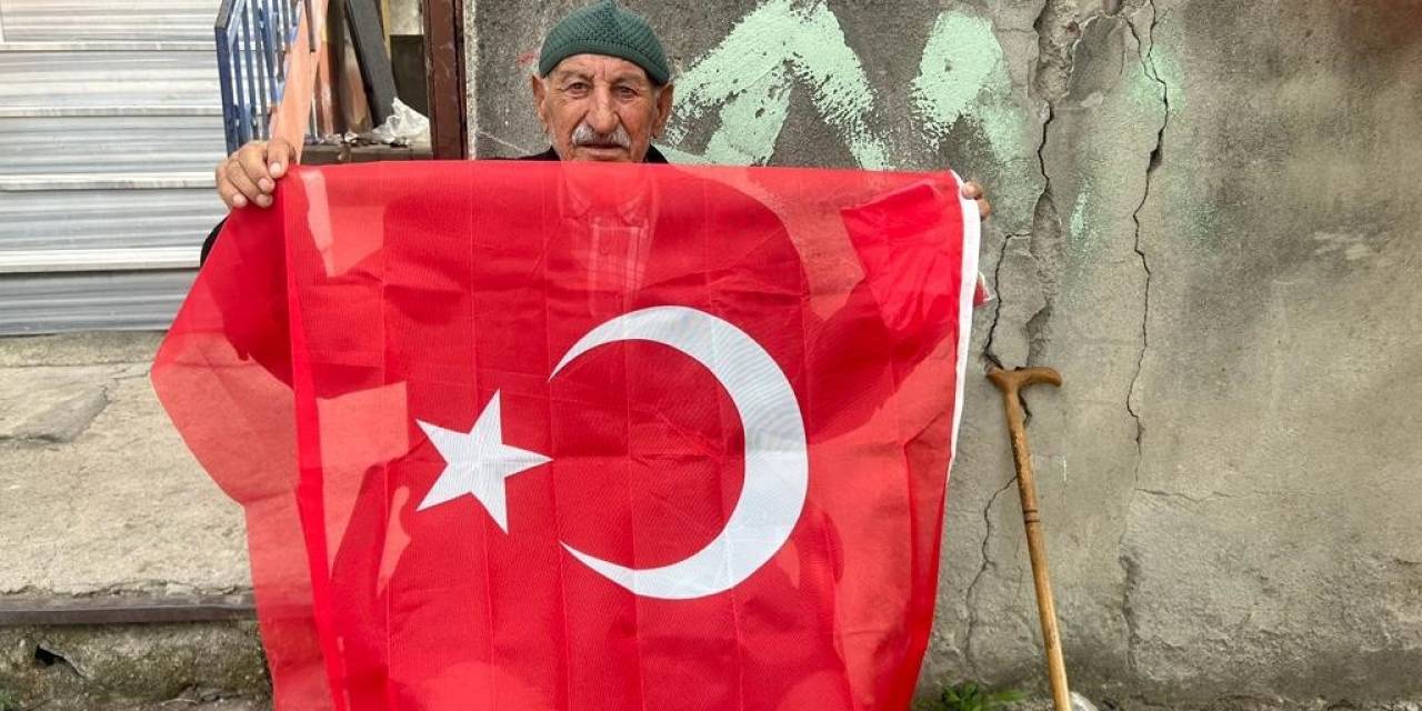 Dilovası’nda 16 Bin Haneye Tük Bayrağı Dağıtıldı