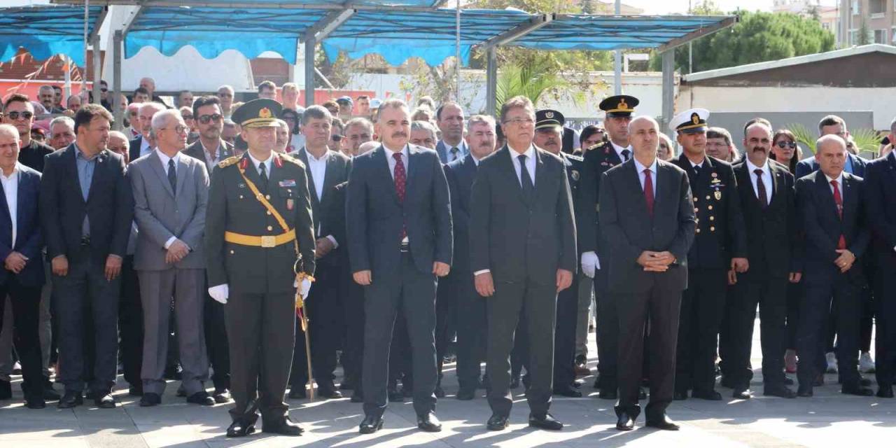 Edremit’te Cumhuriyet’in 100. Yılı Çelenk Sunma Töreni Yapıldı