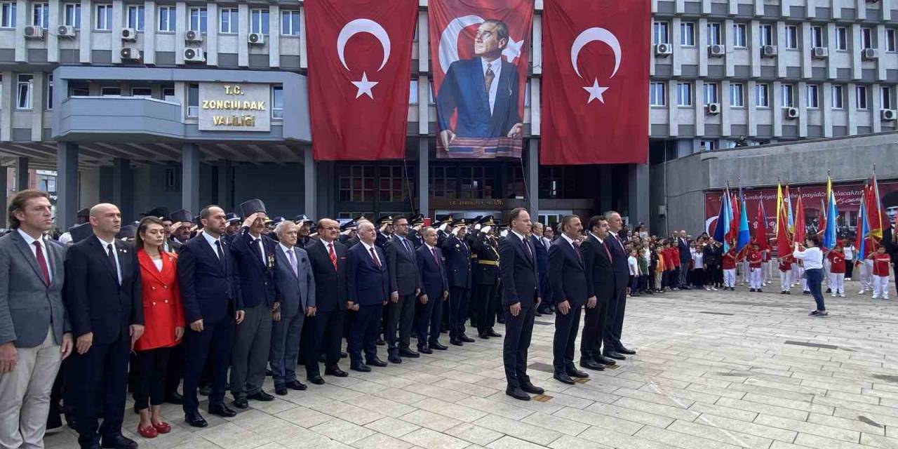 Valilik Önünde Coşkulu Tören