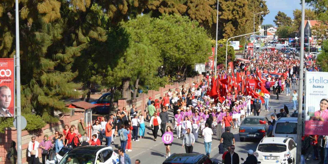 Ayvalık Halkı Cumhuriyetin 100. Yıldönümü İçin Coşkuyla Yürüdü