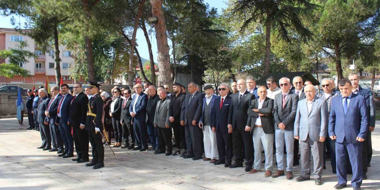 Osmaneli ’de Cumhuriyet Coşkusu Çelenk Sunumu İle Başladı