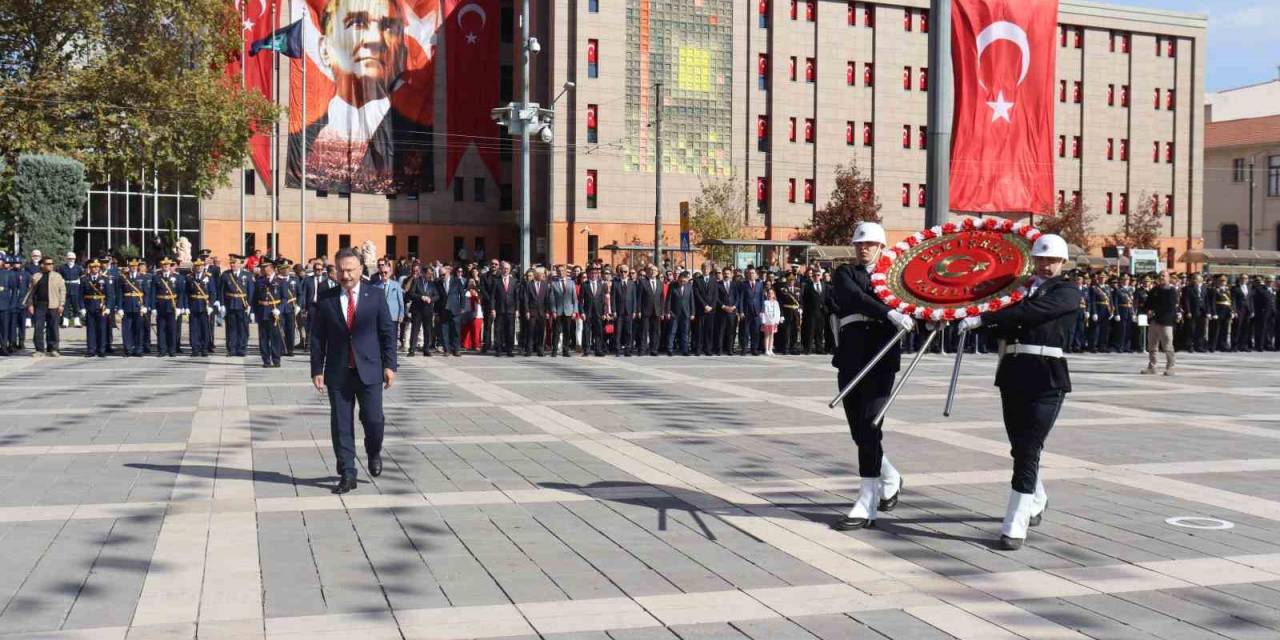 Eskişehir’de 29 Ekim Kutlamaları Çelenk Sunma Töreniyle Başladı