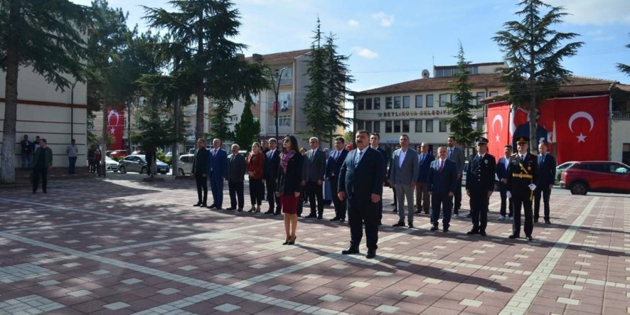 Beylikova Kaymakamı Ve Başkan Özkan Alp Atatürk Büstüne Çelenk Sundular