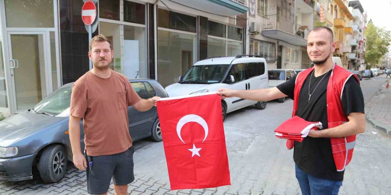 Efeler Belediyesi’nden Vatandaşlara Türk Bayrağı Hediyesi