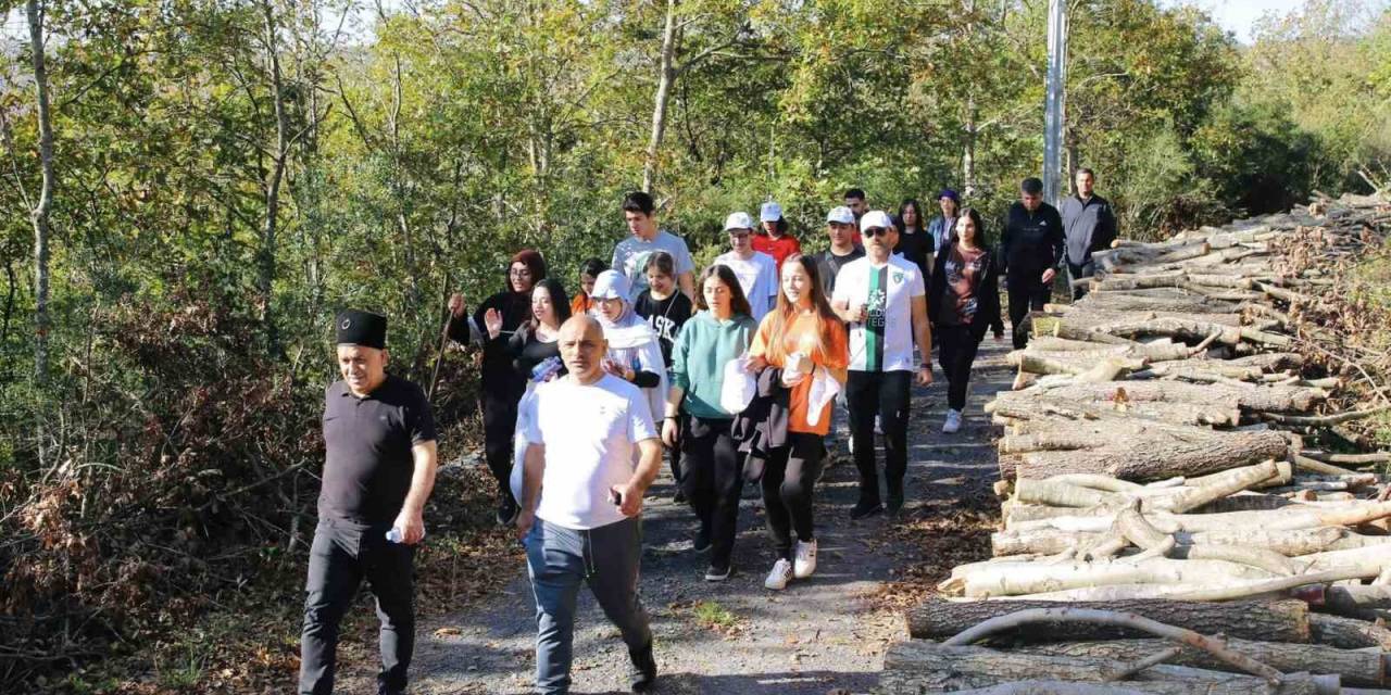 Doğa Yürüyüşüyle Günün Tadını Çıkardılar