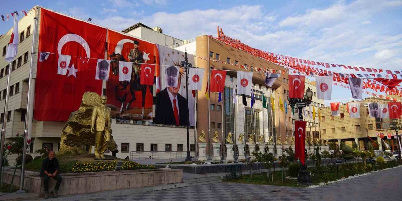 Keçiören’de Cadde Ve Sokaklar Cumhuriyetin 100. Yılı İçin Bayraklarla Donatıldı