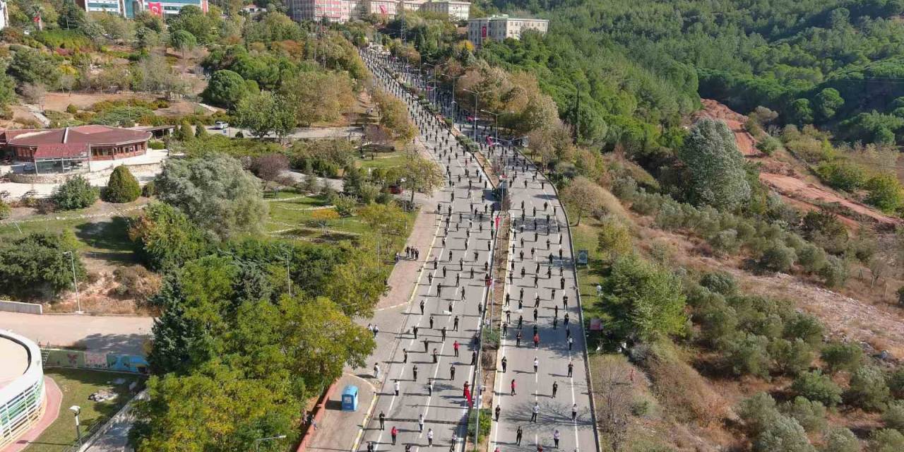 Cumhuriyet’in 100’üncü Yılında 2023 Kişi Zeybek Oynadı