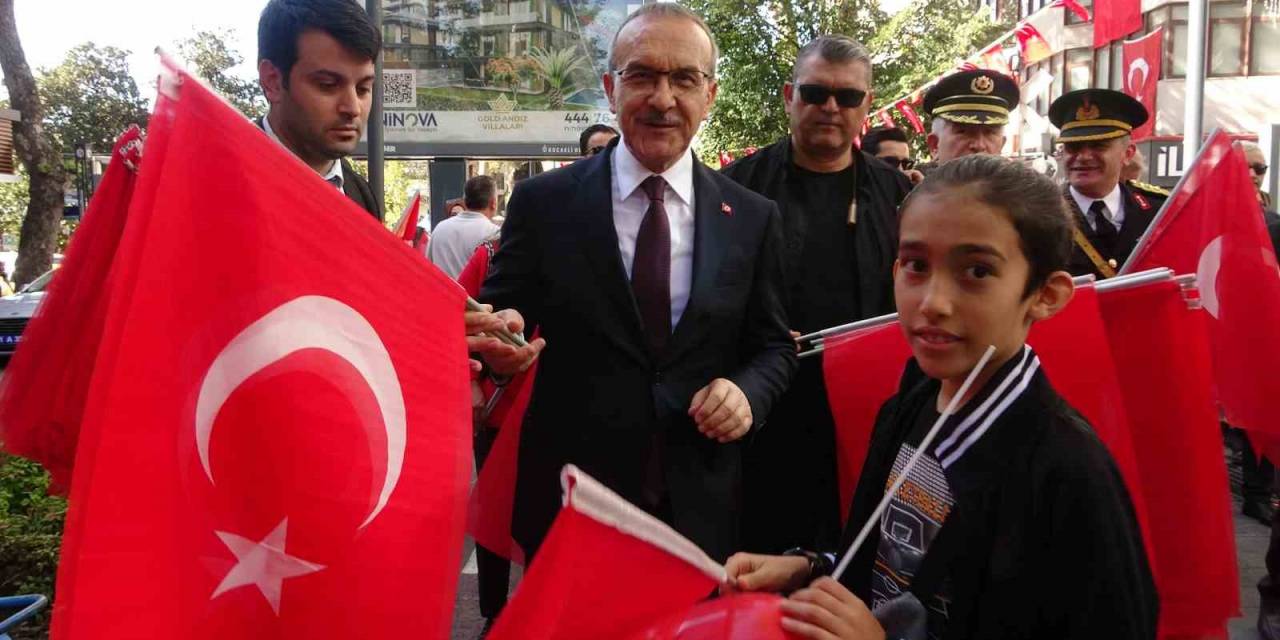 Kocaeli Valisi Sokak Sokak Gezerek Vatandaşlara Türk Bayrağı Dağıttı