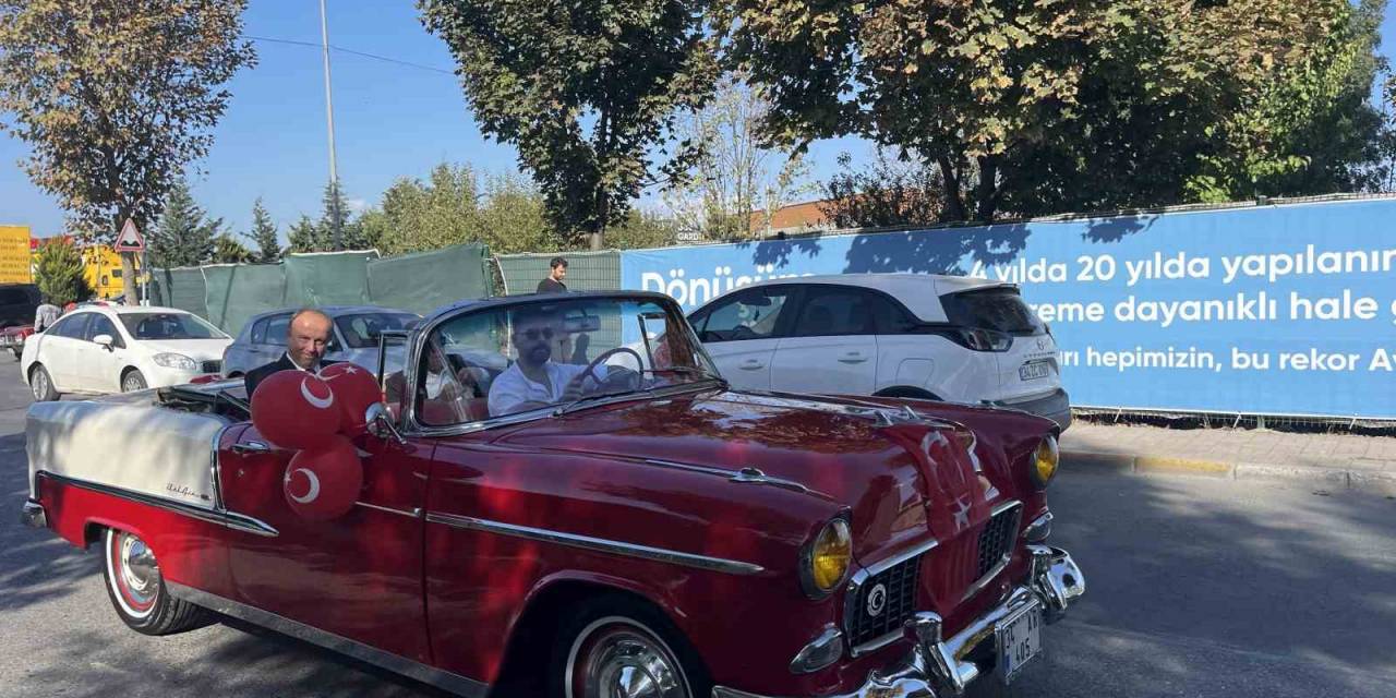 Avcılar’da Klasik Araçlar Ve Belediye Araçlarıyla Cumhuriyet Korteji Yapıldı