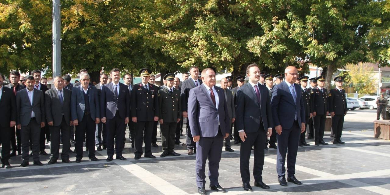 Malazgirt’te 29 Ekim Cumhuriyet Bayramı Çelenk Koyma Töreni Yapıldı