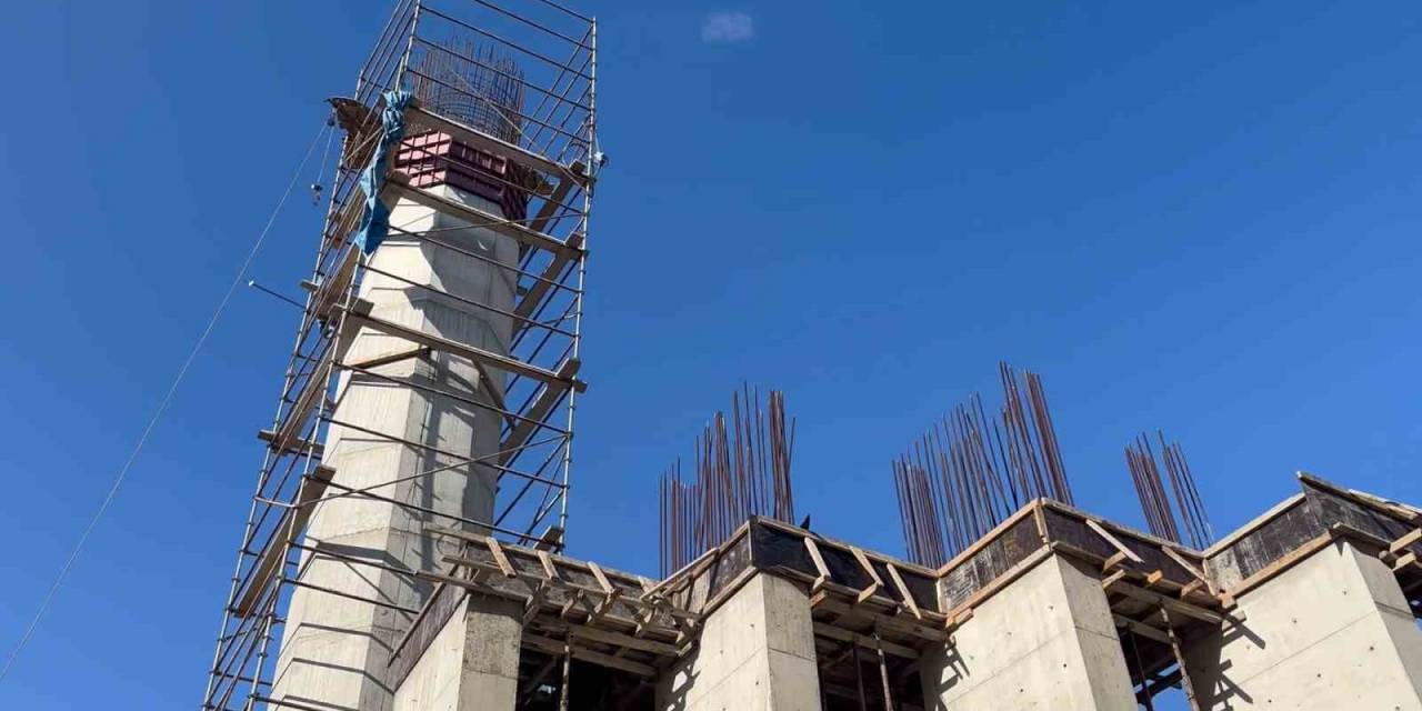 Yalova’da Minare Ustasının Tehlikeli Mesaisi Korkuttu