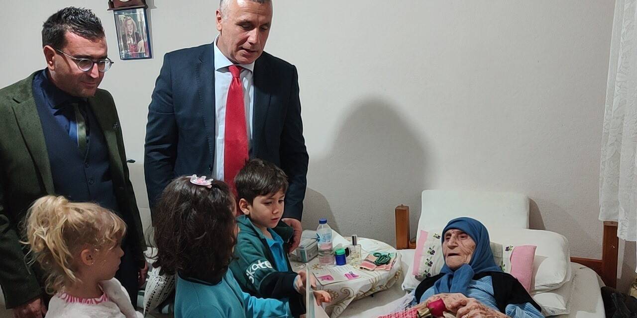 Cumhuriyet’in Kuruluş Yılı Çocuğu Hanife Nine İle 100’üncü Yıl Çocukları Buluştu