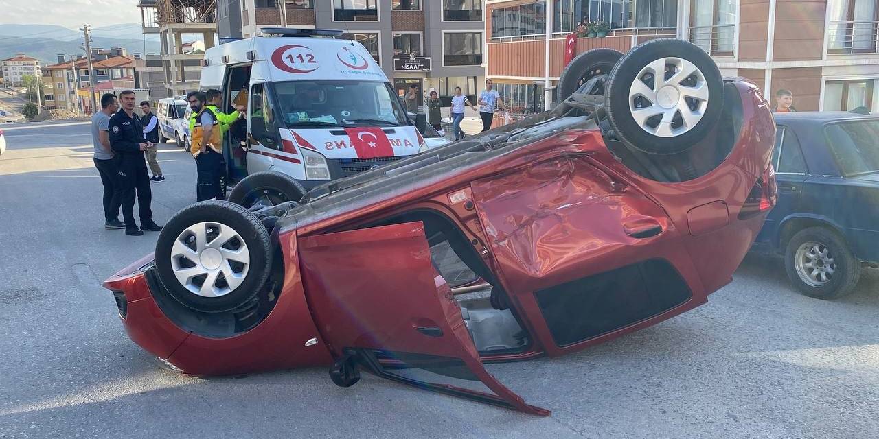 Çarpışan Otomobillerden Biri Ters Döndü: 2 Yaralı