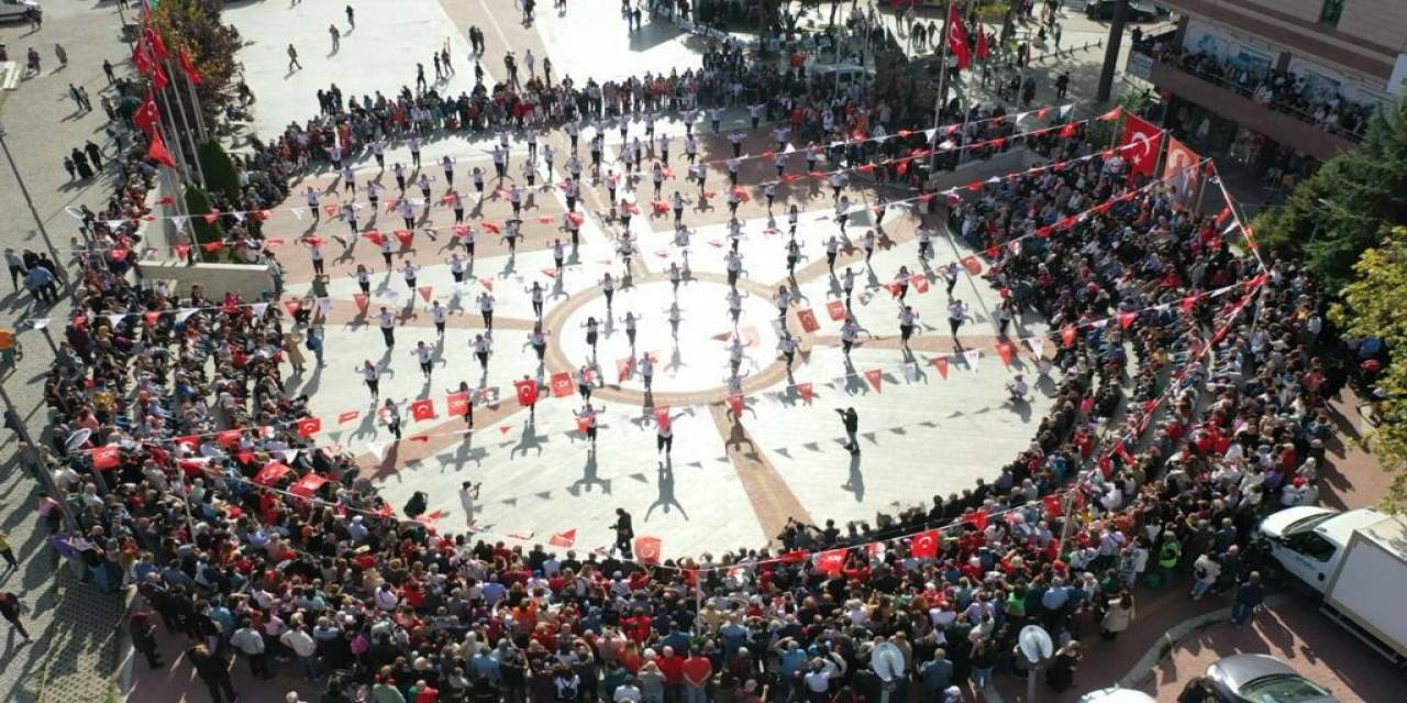 Safranbolu’da Cumhutiyetin 100.yılı İçin 100 Kişiyle Zeybek