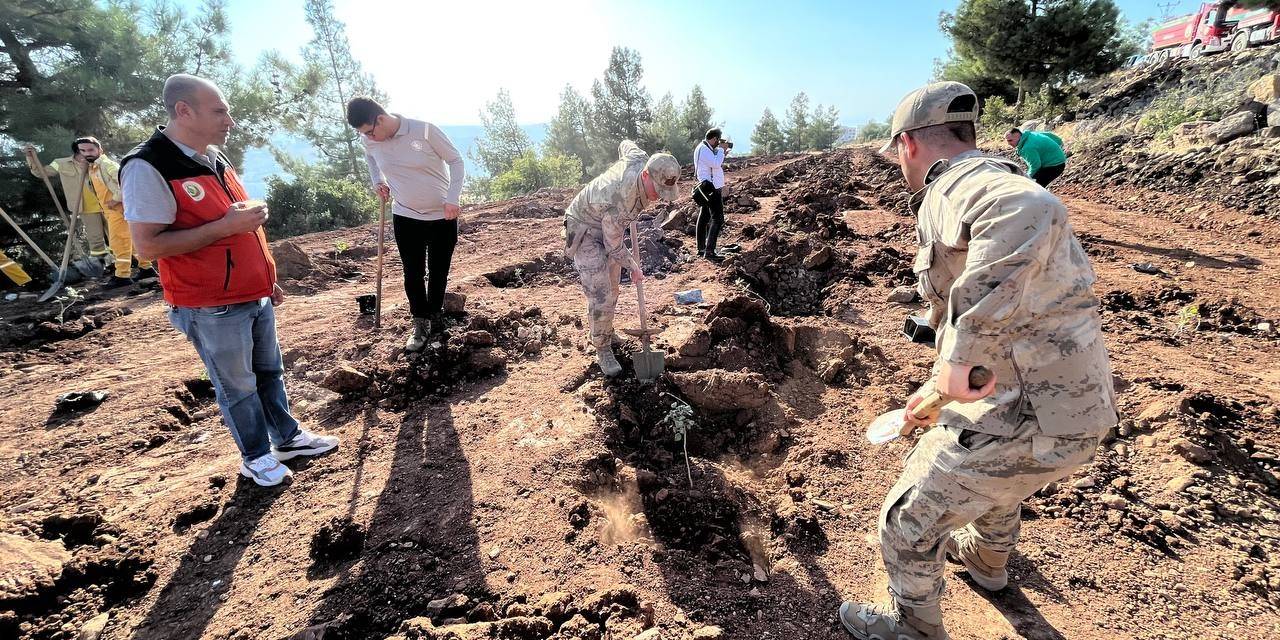 Kilis’te Cumhuriyet’in 100’üncü Yılı Anısına 100 Öğrenci Yüz Fidan Dikti