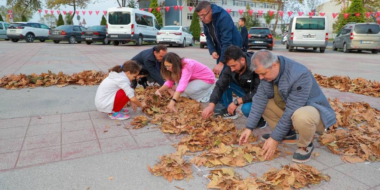 Sonbahar Yapraklarından Cumhuriyetin 100. Yılı Çizimi