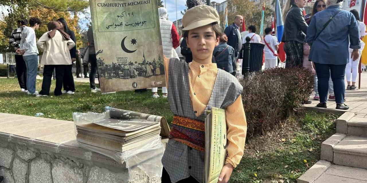 Çorum Belediyesi “Cumhuriyet Mecmuası” Dağıttı