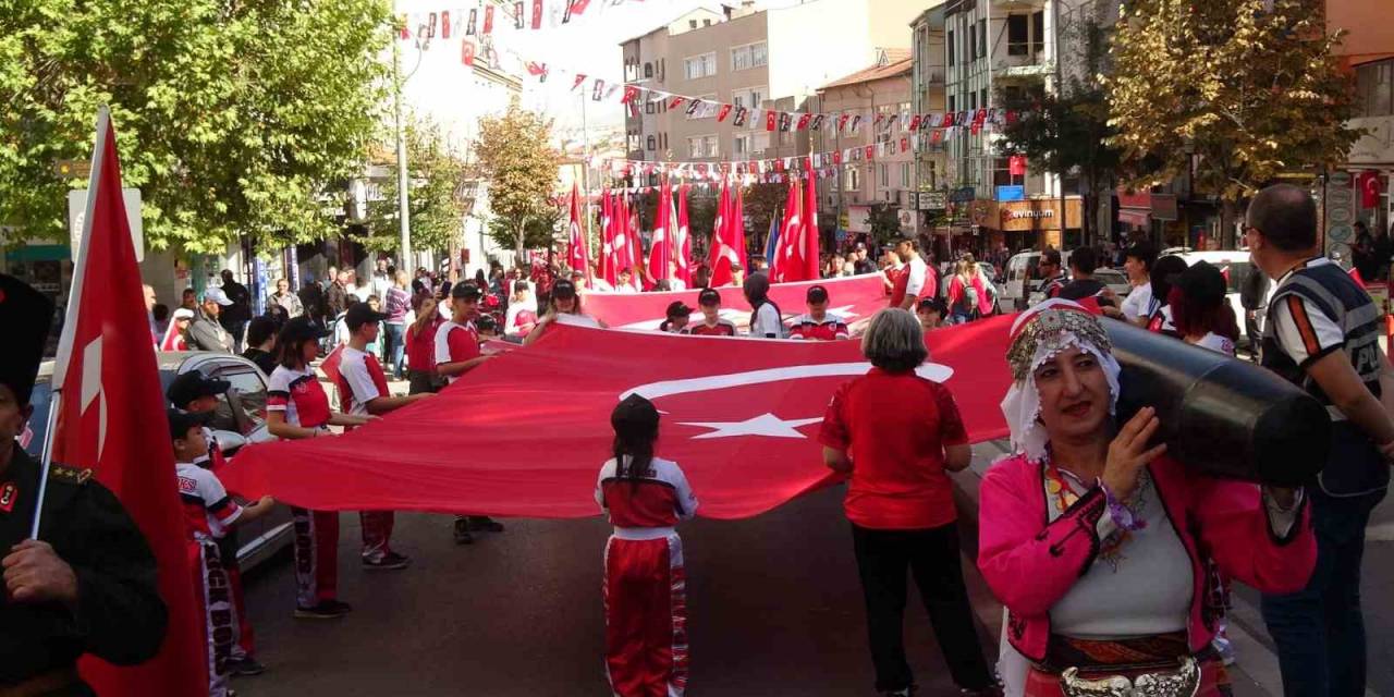 Burdur’da Cumhuriyet’in 100. Yılında Coşkulu “Türkiye Yüzyılı” Yürüyüşü