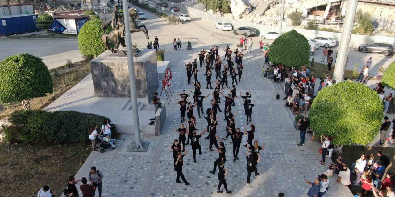 Hatay’da ‘100 Beden Tek Ruh’ Sloganıyla Zeybek Gösterisi