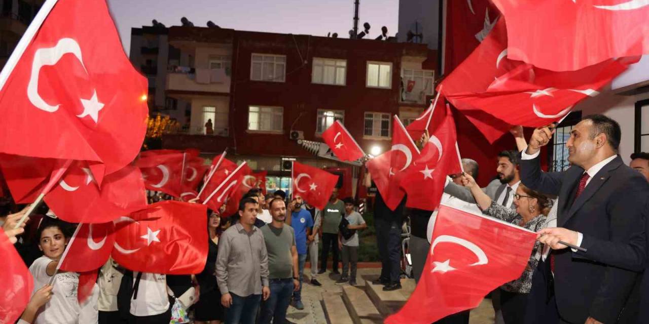 Toroslar’da Gençler Cumhuriyet Bayramını Coşkuyla Kutladı