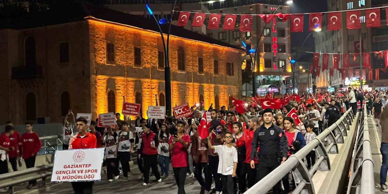 Gaziantep’te 29 Ekim Coşkusu Fener Alayıyla Sürdü