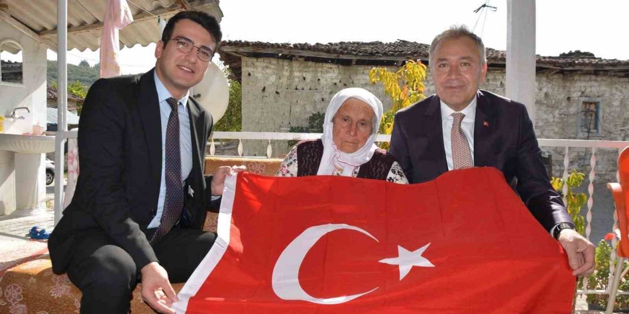 Cumhuriyetle Yaşıt Kadına Kaymakam Ve Başkandan Ziyaret