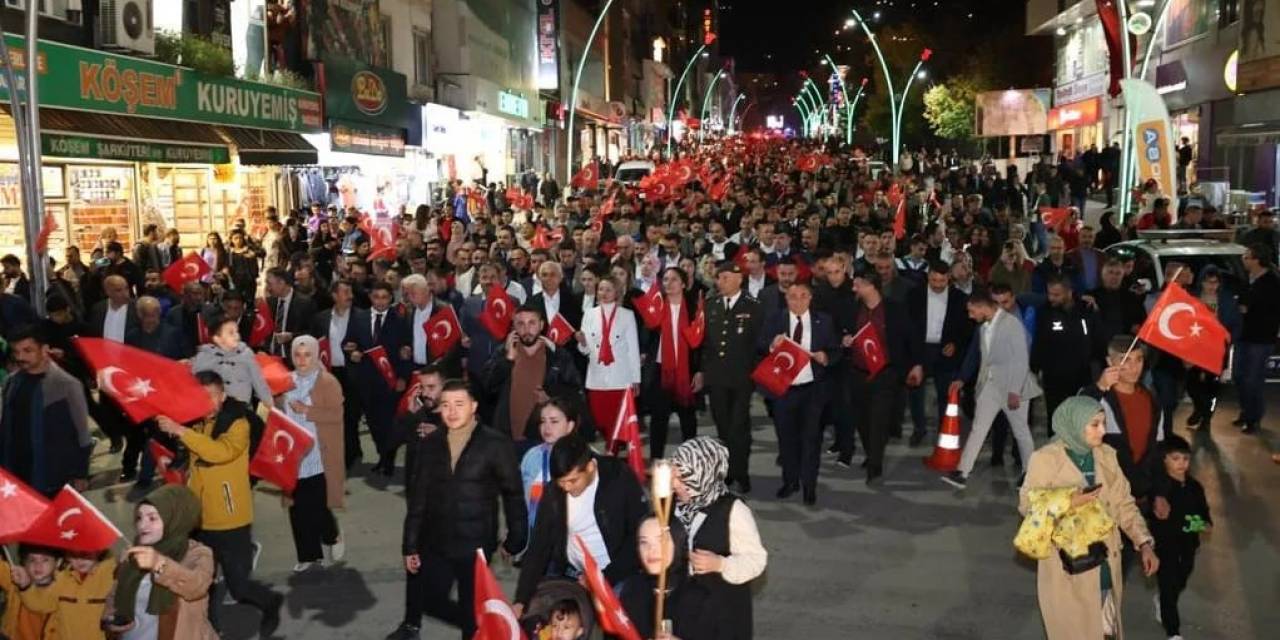Muş’ta Cumhuriyet’in 100. Yılı Fener Alayı İle Kutlandı
