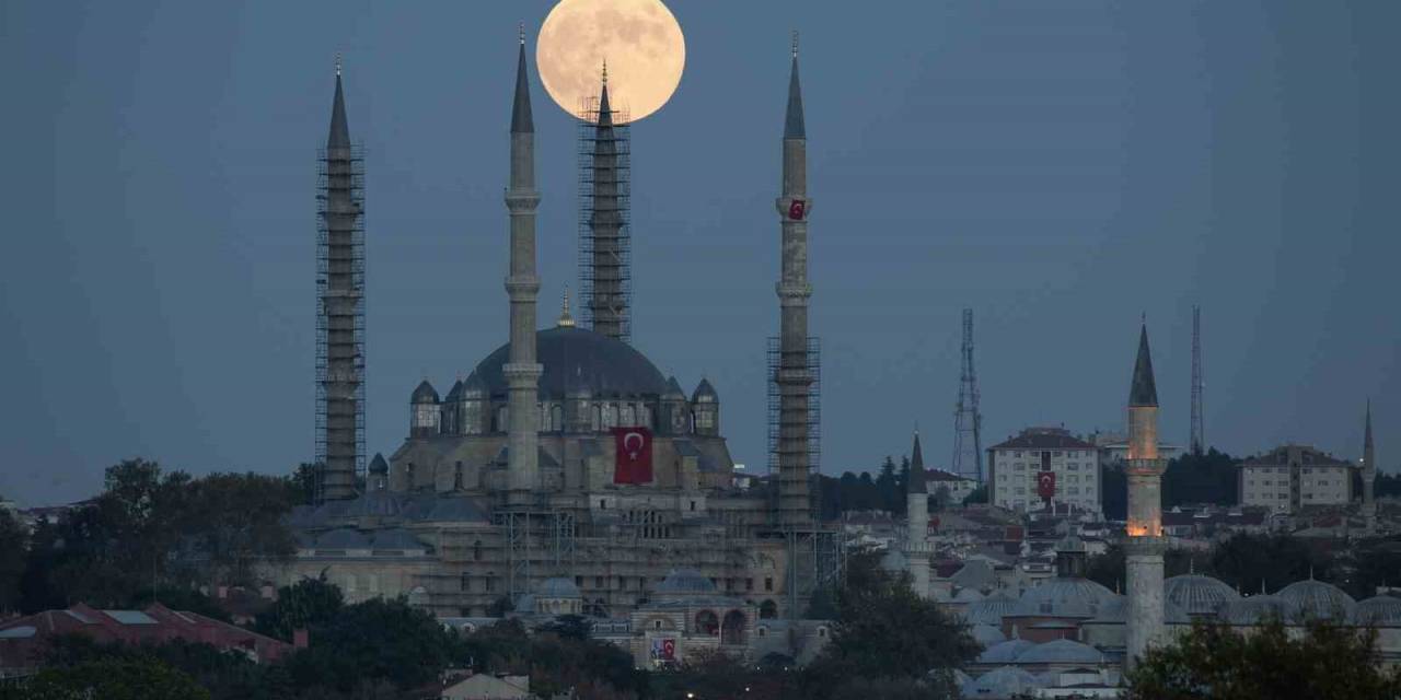 Edirne’de Selimiye Camii İle Dolunay Manzarası Mest Etti