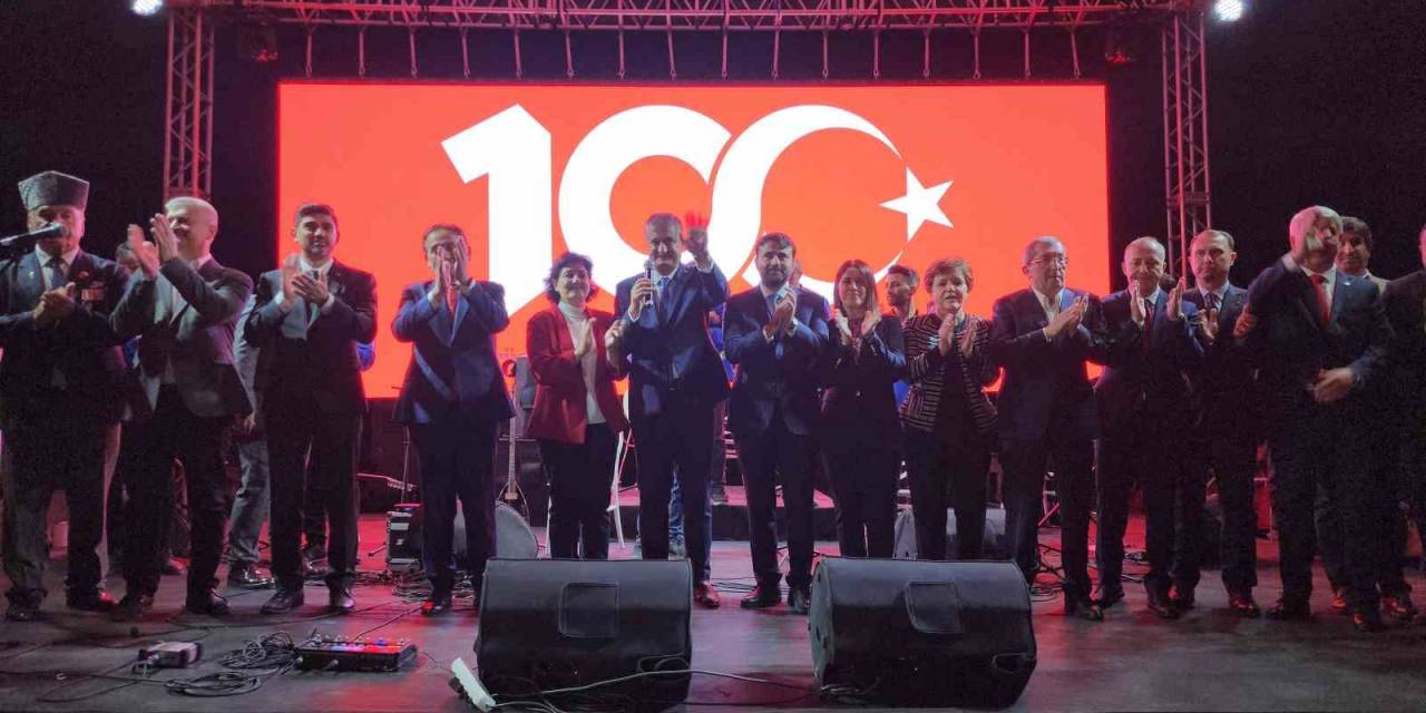 Cumhuriyet’in 100. Yılı Kutlamaları Fener Alayıyla Devam Etti