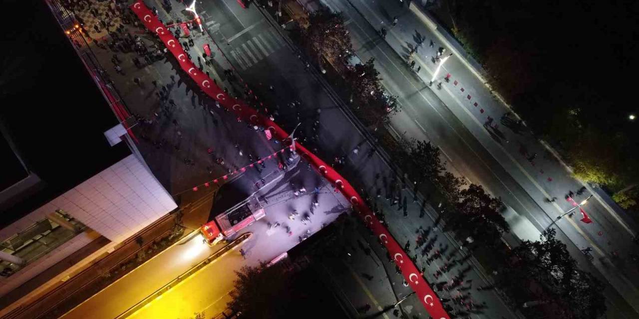 Tatvan’da 200 Metrelik Bayrakla ‘Fener Alayı’ Düzenlendi