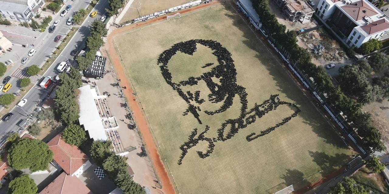 Çeşme’de Kalpler Cumhuriyet İçin Attı