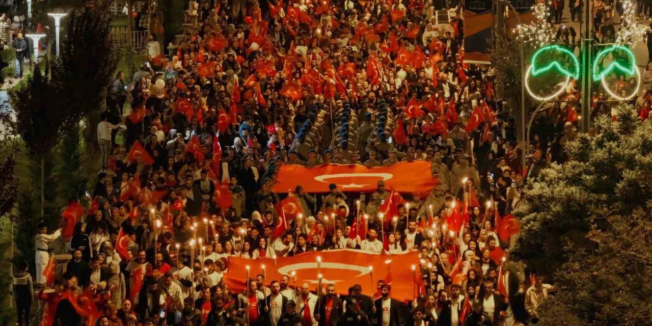 Iğdır’da Cumhuriyetin 100. Yılında 100 Metre Türk Bayrağı İle Fener Alayı