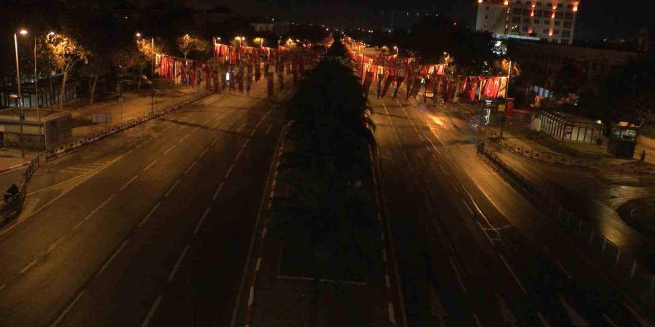İstanbul’da Vatan Caddesi 29 Ekim Kutlamaları Nedeniyle Trafiğe Kapatıldı