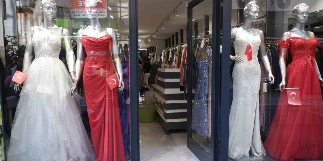 Kırmızı Beyaz Elbiselerle Donatılan Bu Vitrinleri Görenler Dönüp Bir Daha Bakıyor