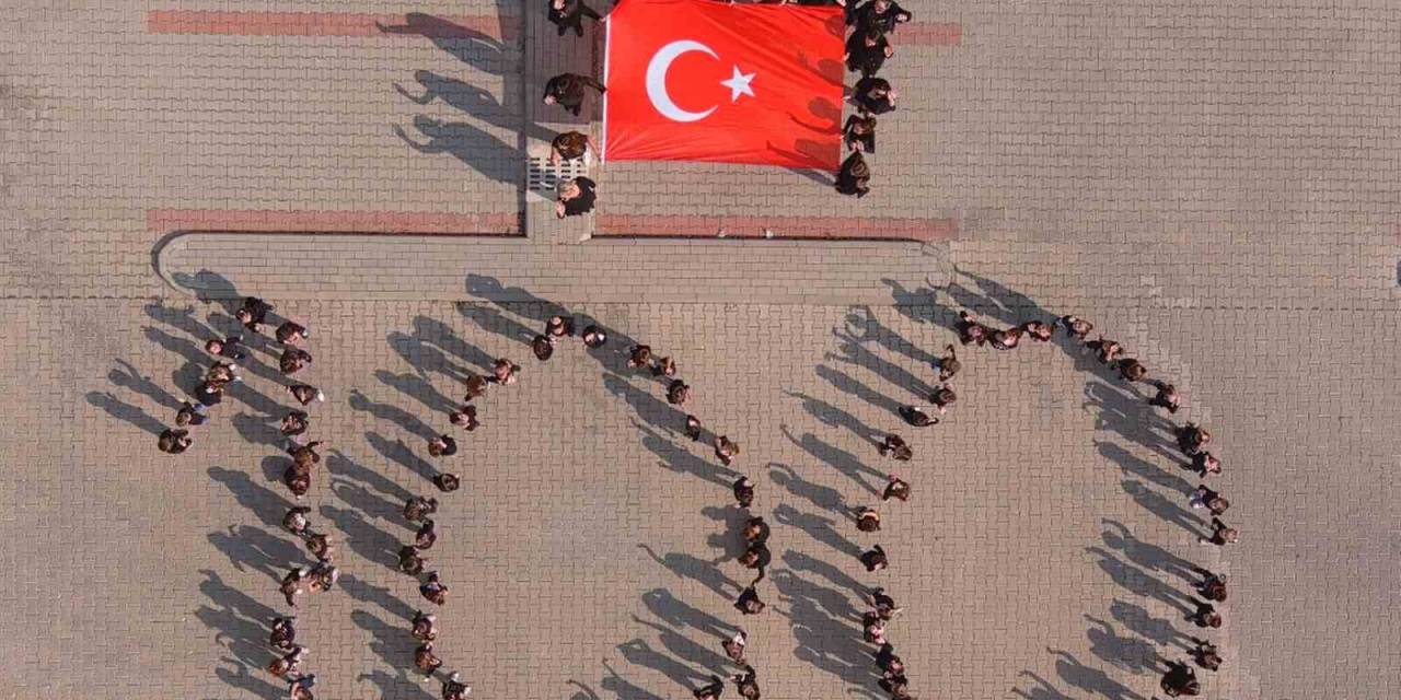 Minikler Tek Yürek Oldu ‘100’ Rakamı Yazarak Türk Bayrağı Açtı