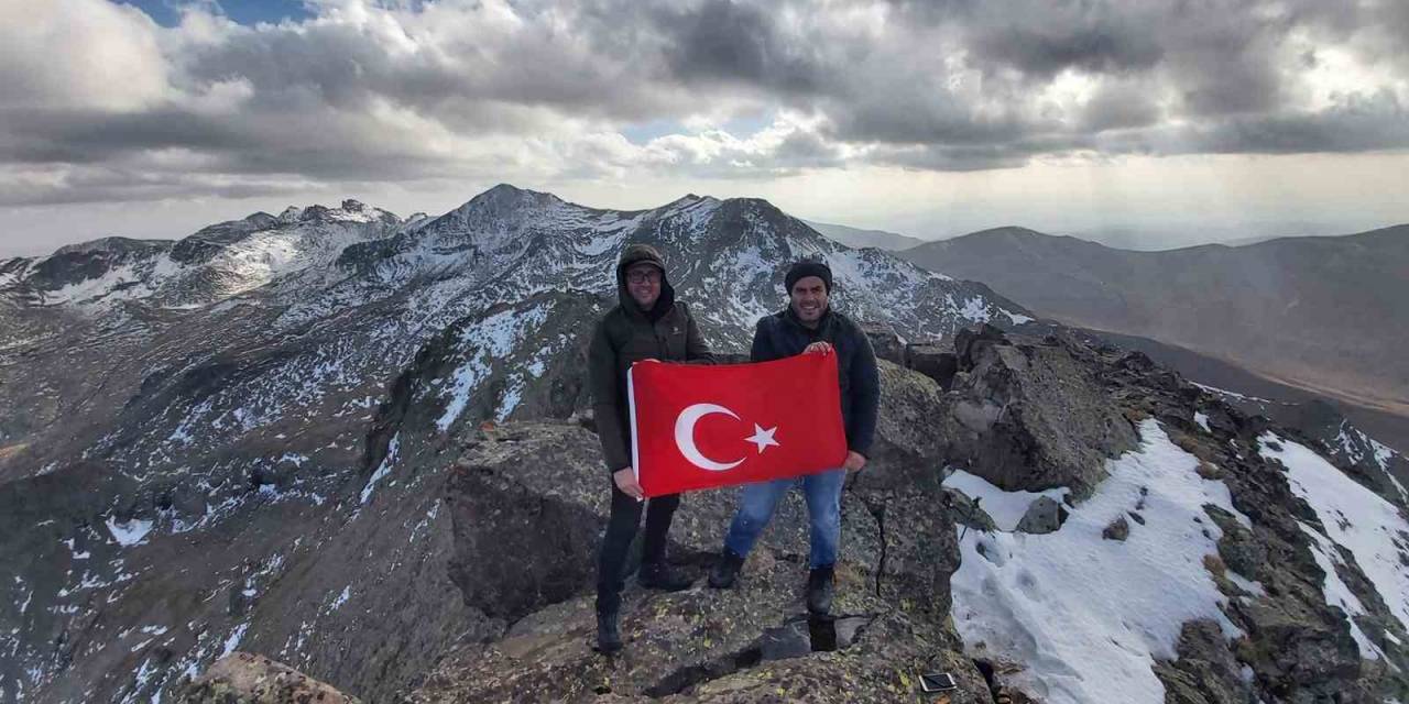 Öğretmenler Cumhuriyetin 100. Yılını 3 Bin 331 Metre Yükseklikte Kutladılar