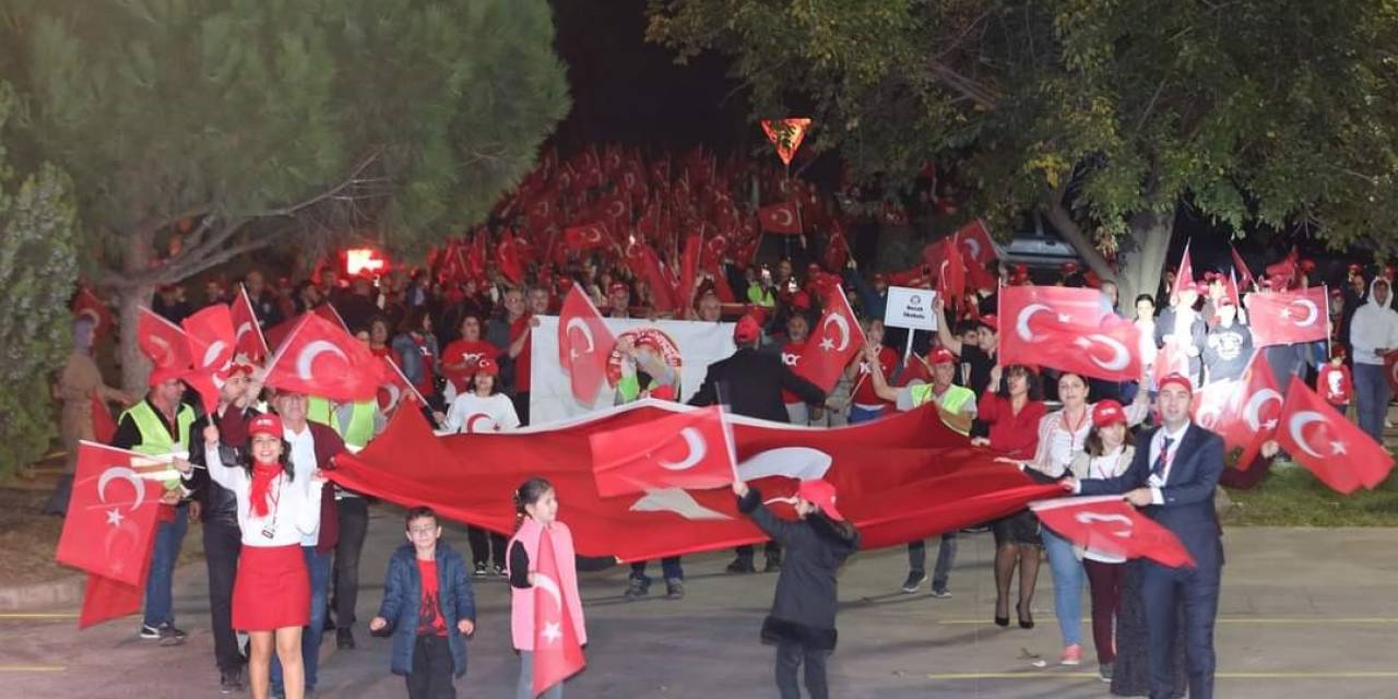 Cumhuriyet’in 100. Yılını Salonda Değil Kortejle Meydanda Kutladılar