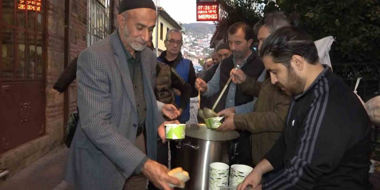 Şehitler İçin Dua Okuyup Çorba Dağıttılar