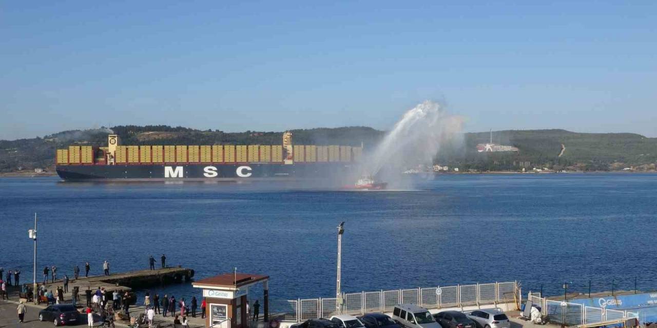 Cumhuriyet’in 100’üncü Yılında ‘Türkiye’ İsmi Verilen Dev Gemi, Çanakkale Boğazı’ndan Geçti